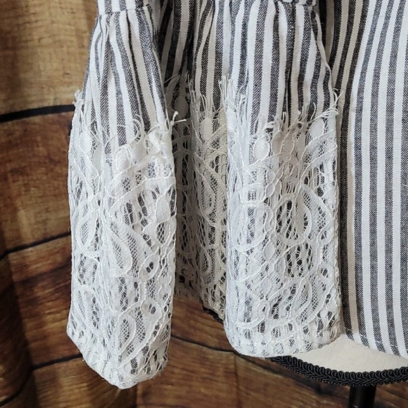 Roommates Chambray White Striped w/ Lace Bell Sleeve Blouse Top Large - Picture 6 of 8
